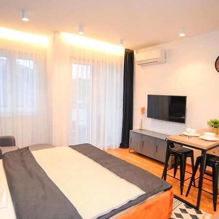Design Apartment Near Gorica Park พอดโกริกา ภายนอก รูปภาพ